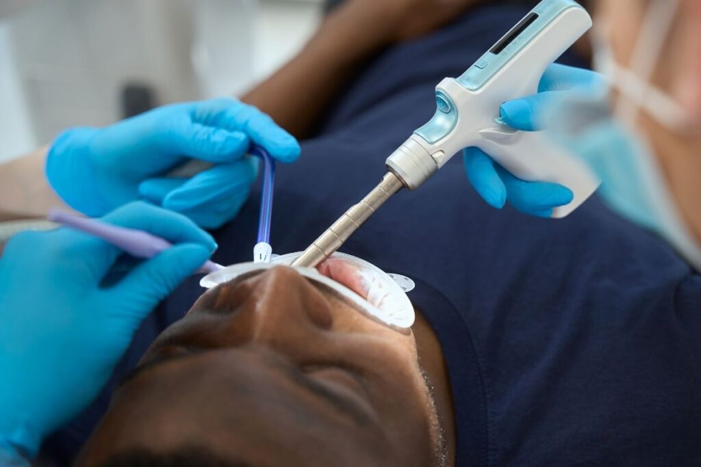 How Can a Cosmetic Dentist Help You Look Younger?